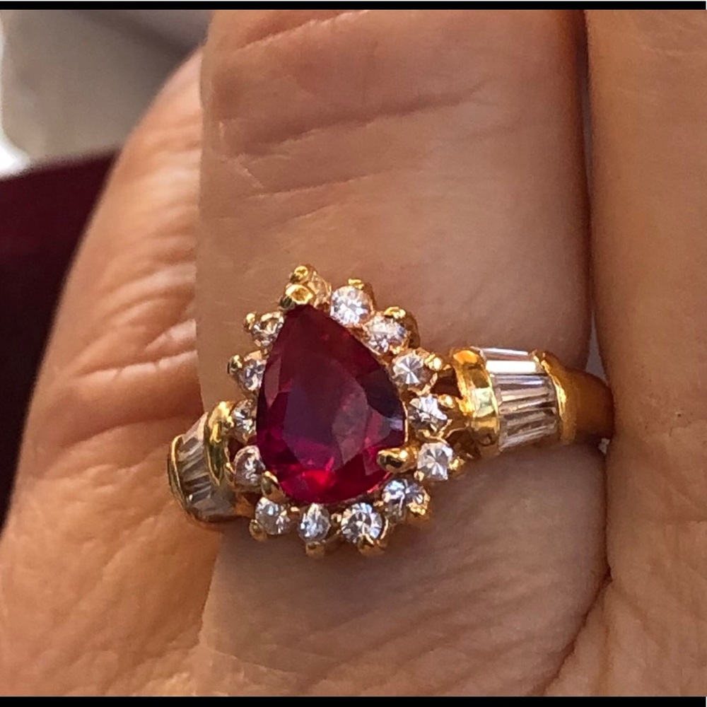 ❤️Tara Vanessa Ruby & Clear Crystal Gold tone classic pear shape ring cage set.